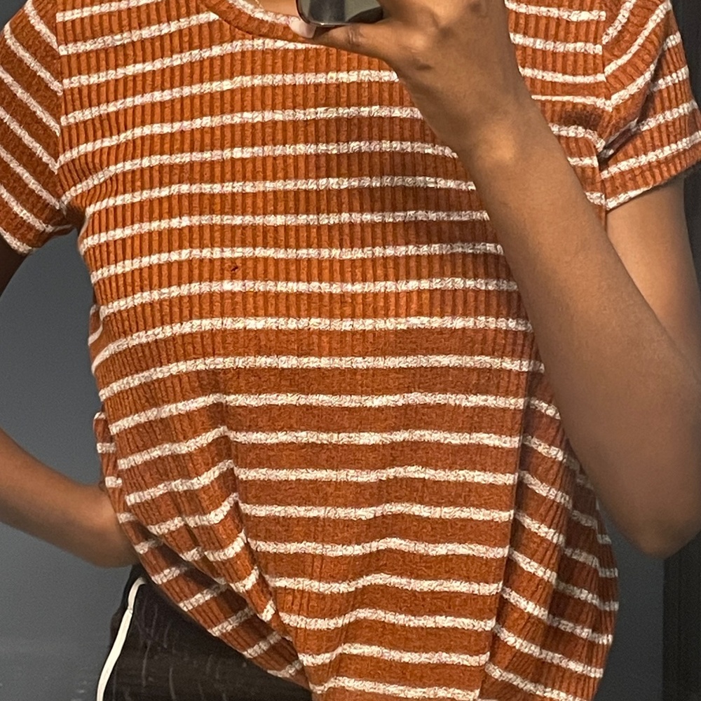 orange/brown stripped top